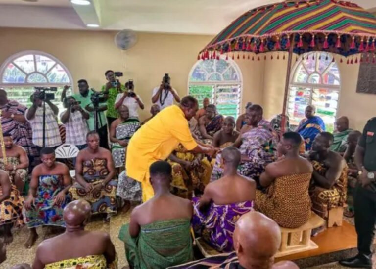 Alan Kyeremanten pays a courtesy visit to Asantehene