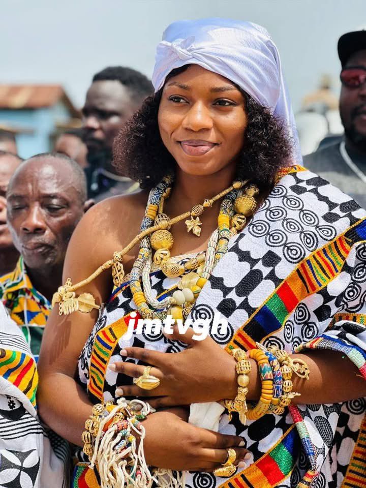 beautiful naval officer enstooled and ziavi- volta